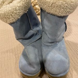 Snow boots. Lined. Slip on